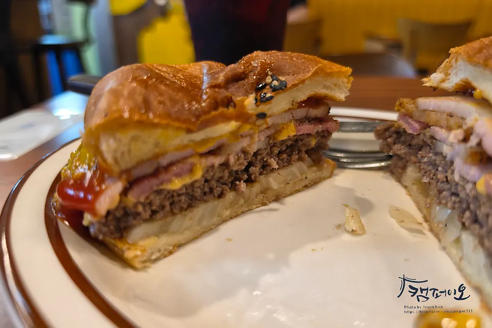 A quickly served lunch burger spread