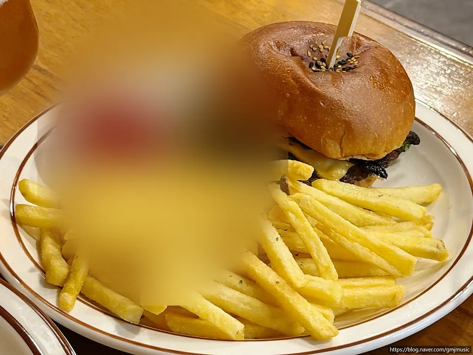 한 번에 나온 클래식 버거와 하와이안 BBQ 버거