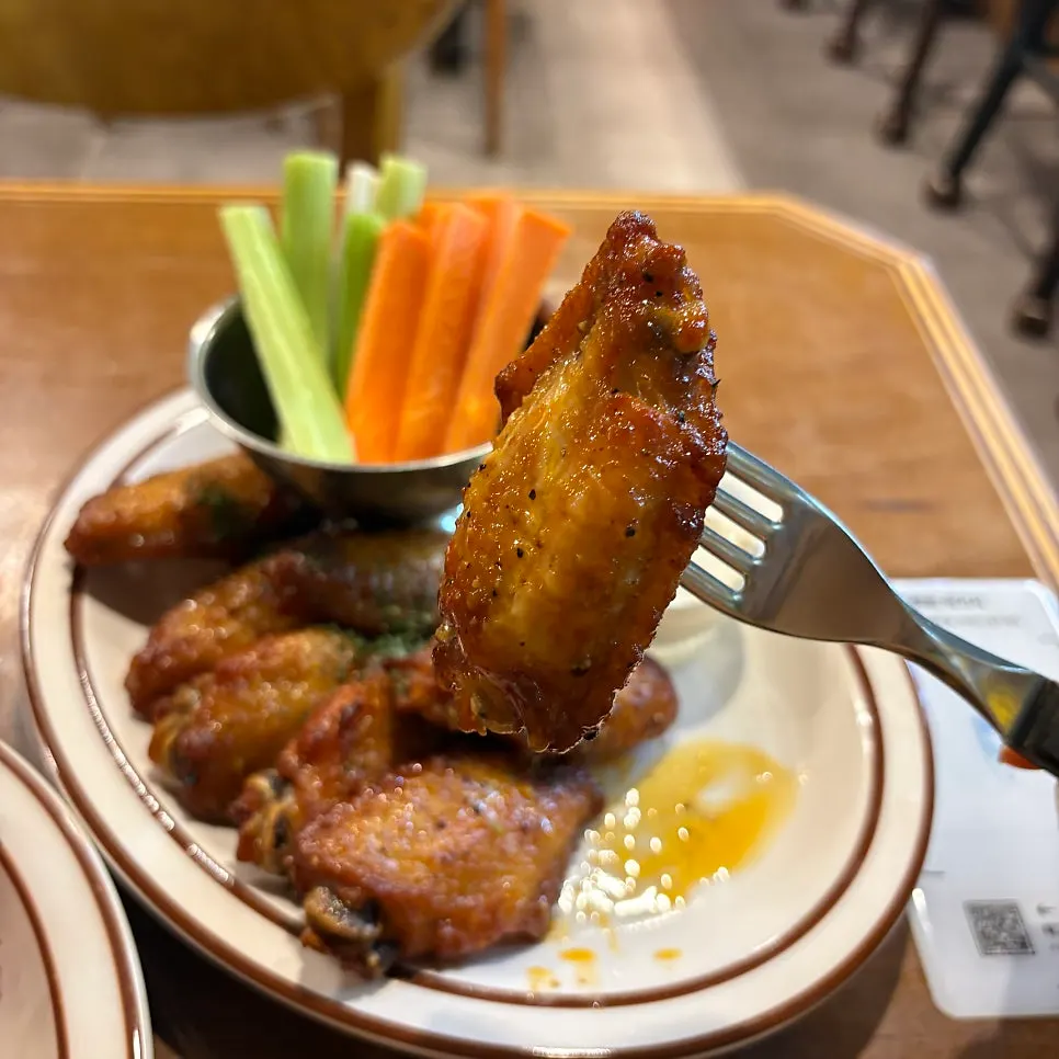 치킨 윙과 함께 놓인 음료
