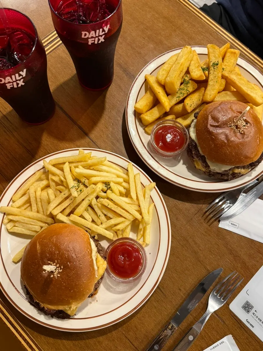 Set Bacon cheeseburger dan cola di atas meja