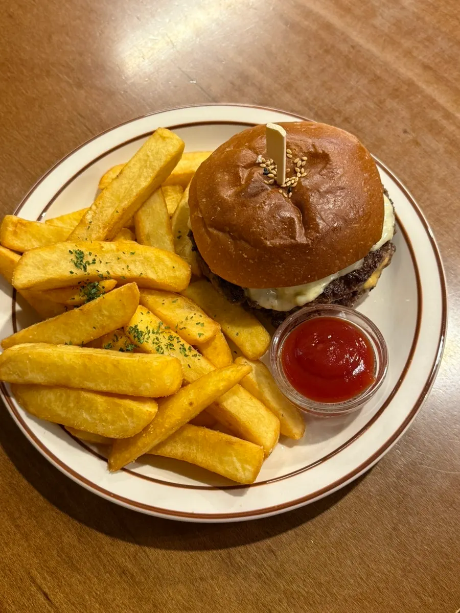 Dua burger buatan tangan dan french fries di atas meja