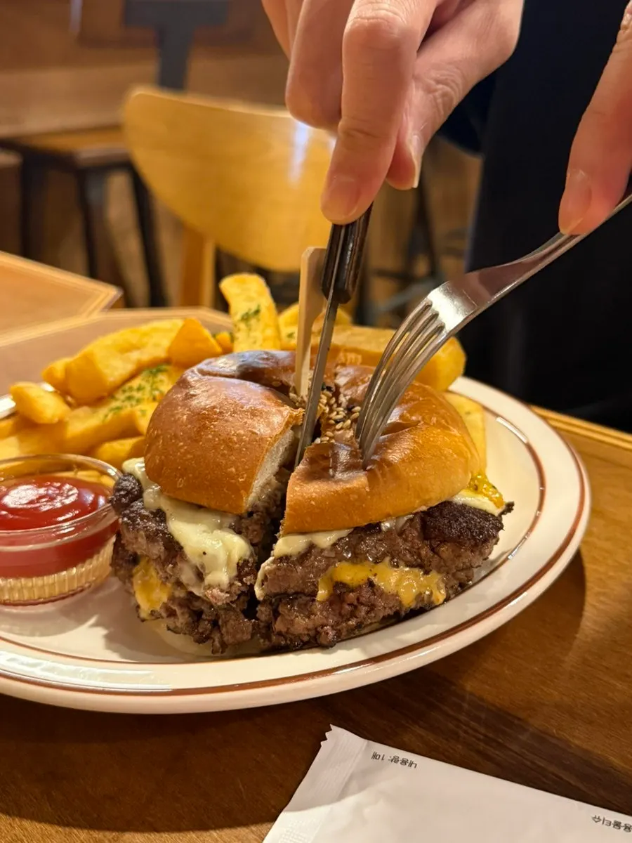 Double cheeseburger dengan American cheese dan Swiss cheese