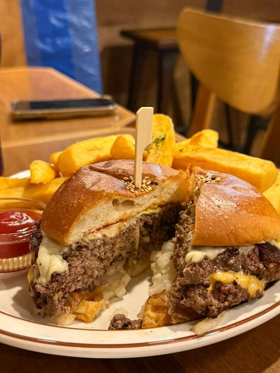 Close-up Double cheeseburger dengan bawang atas
