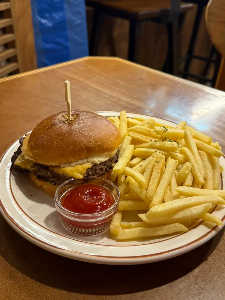 Potongan burger yang menunjukkan patty hanwoo tebal
