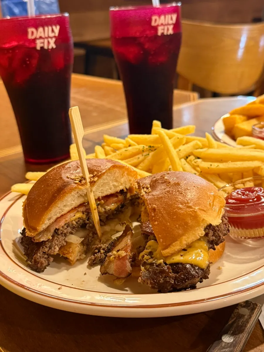 Potongan Bacon cheeseburger dengan bacon buatan sendiri