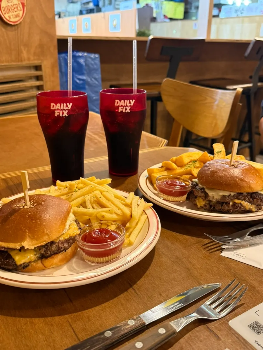 Gambar penutup meja Daily Fix dengan vibe diner New York