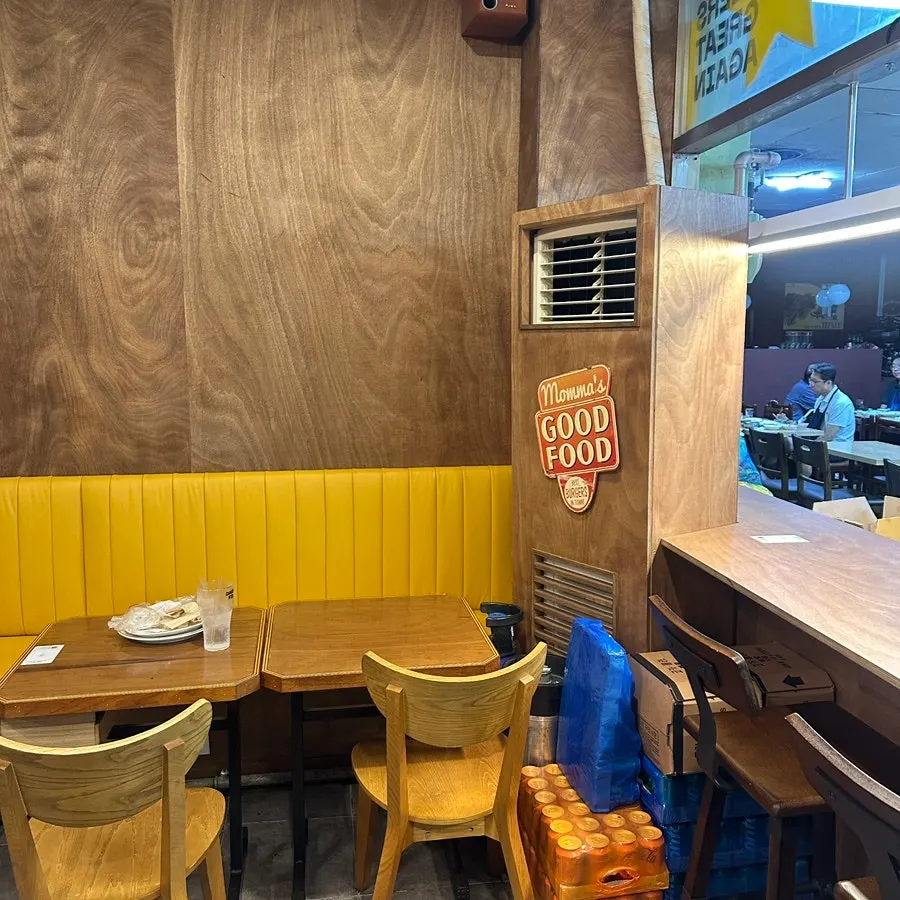 데일리픽스 매장 좌석과 테이블