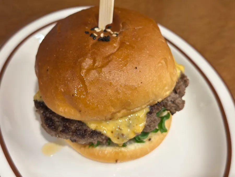 Burger table setting at Daily Fix Jamsil Jangmi Sangga branch
