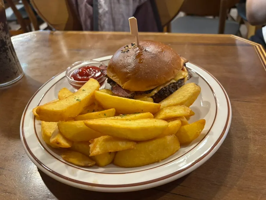 Cross-section of the Kang Min-kyung-praised bacon cheeseburger