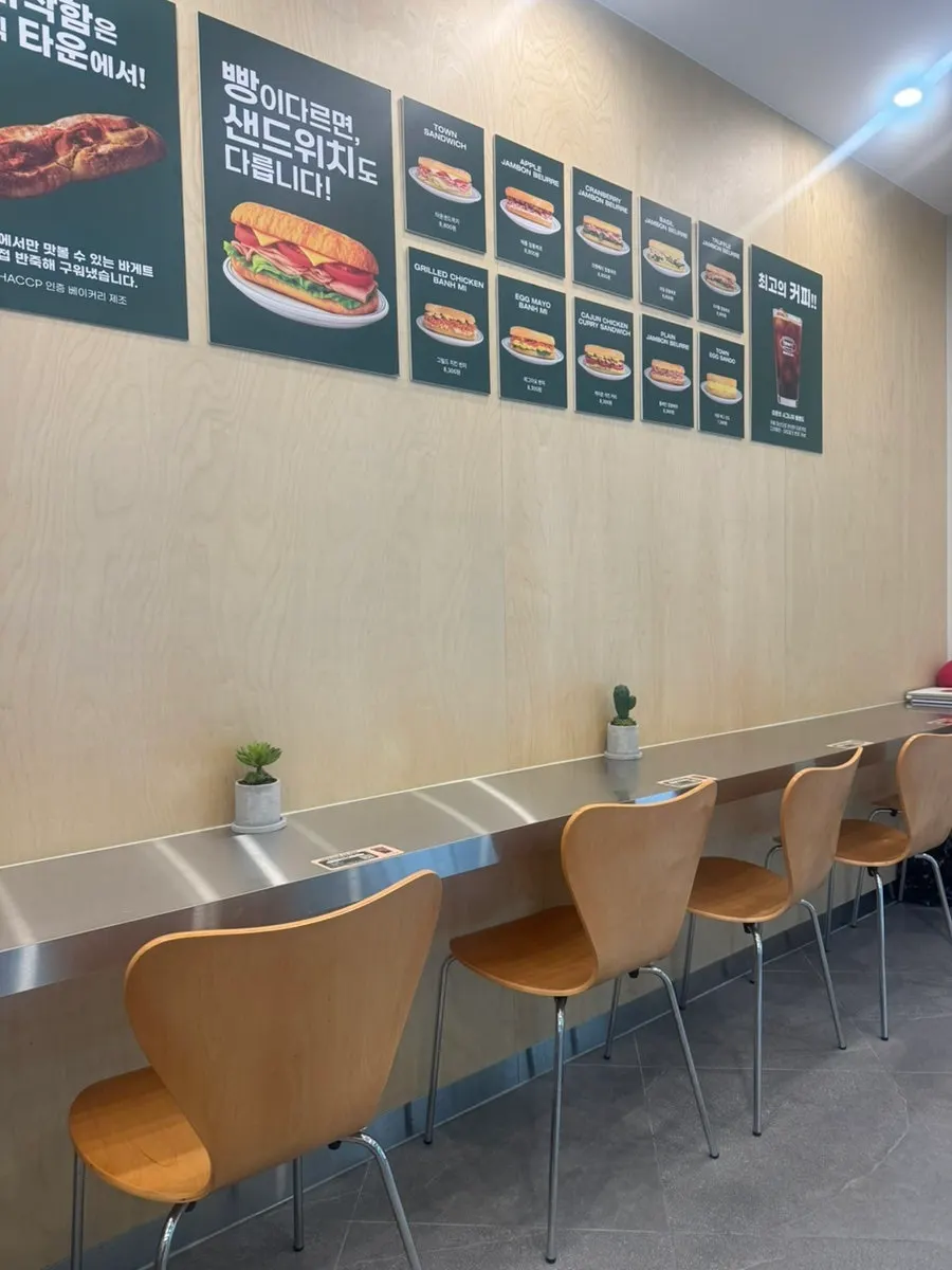 Compact interior suited to dining alone