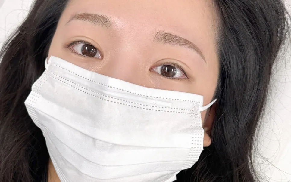 Eyebrows after the arch-shaped design was drawn on