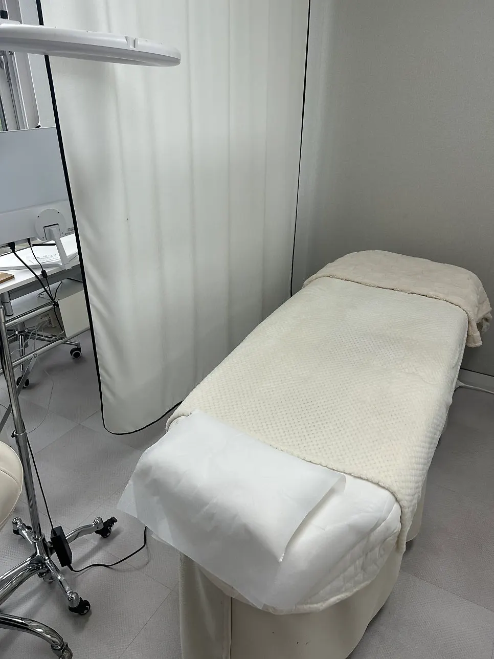 Interior of Mood Moon Brow with the treatment bed