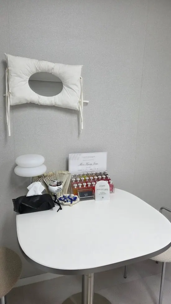 Consultation on eyebrow color and design