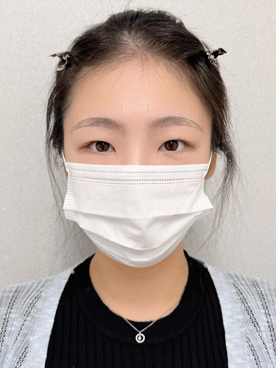 Slim eyebrow design with a subtle arch