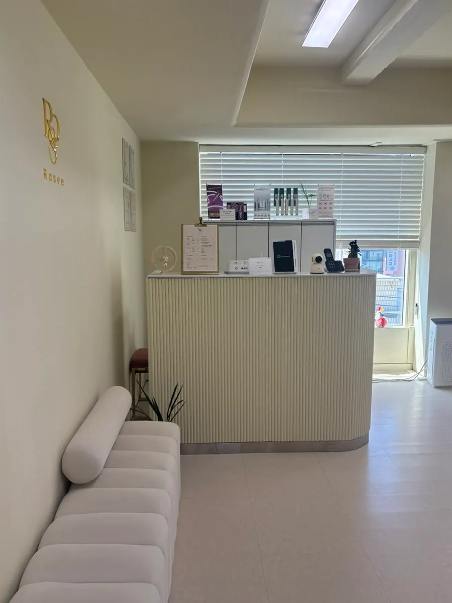 Decor in the Rose Lash waiting area