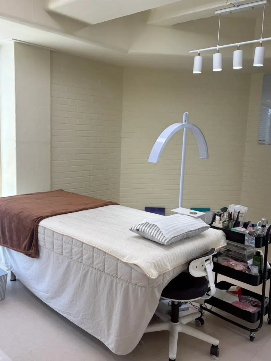 Treatment bed prepared with a blanket for lash extensions