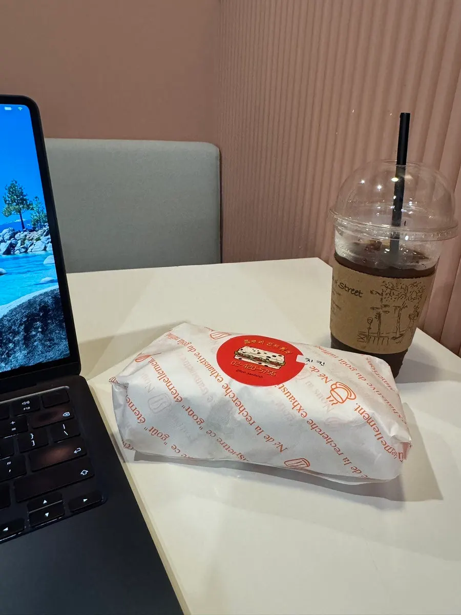 속재료가 푸짐한 스파이시치킨샌드위치 단면