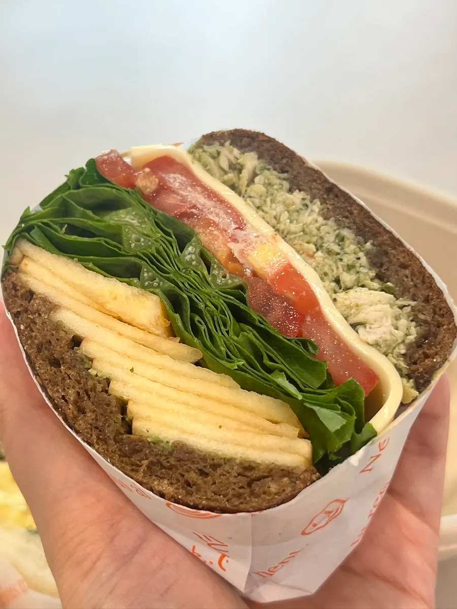 야채가 가득 찬 바질치킨애플샌드위치 속재료
