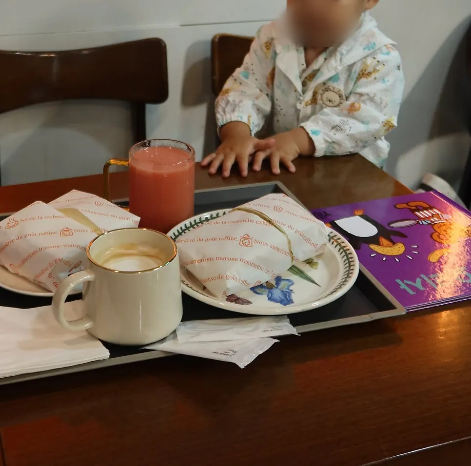 아침 식사로 받은 샌드위치와 커피