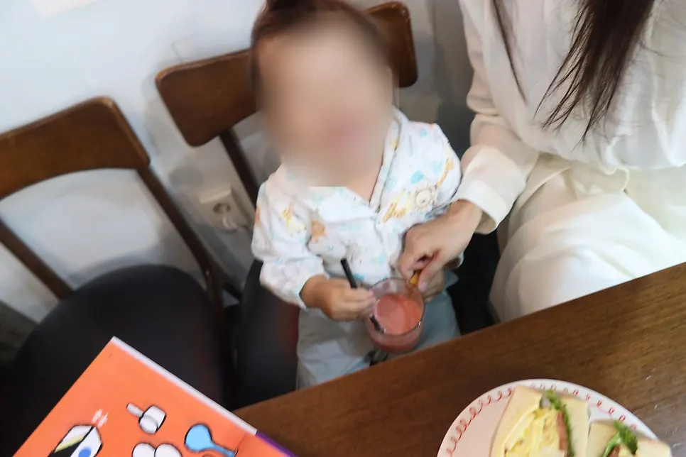 생토마토주스와 카페라떼가 놓인 테이블