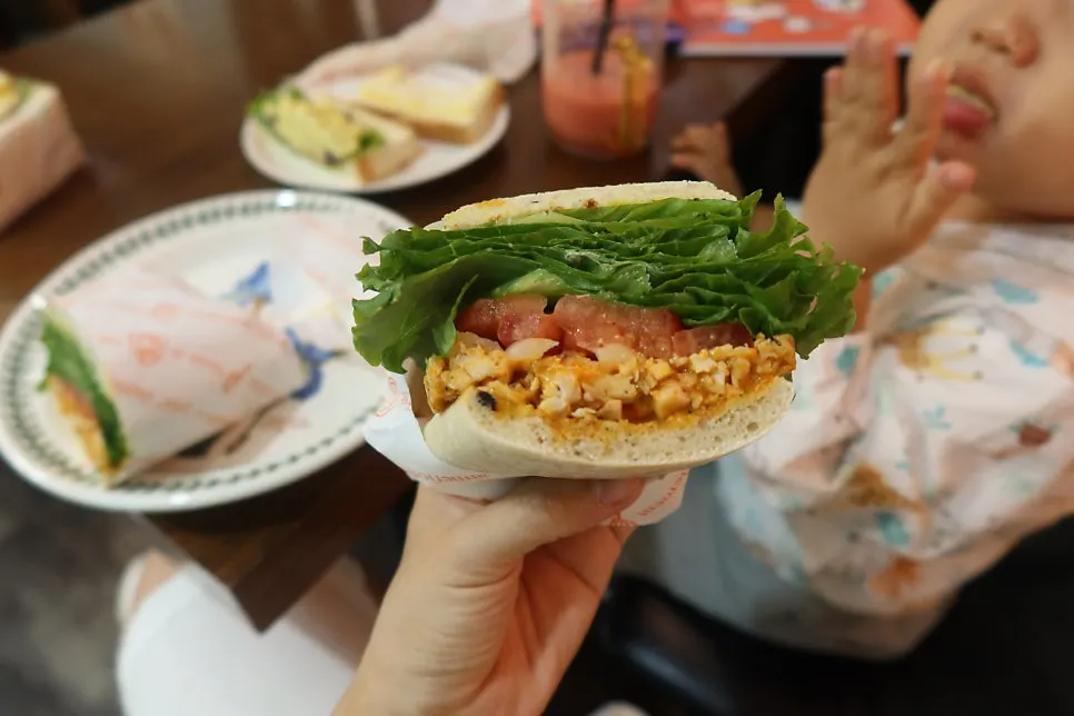 아기와 함께 앉은 플로리샌드위치 테이블