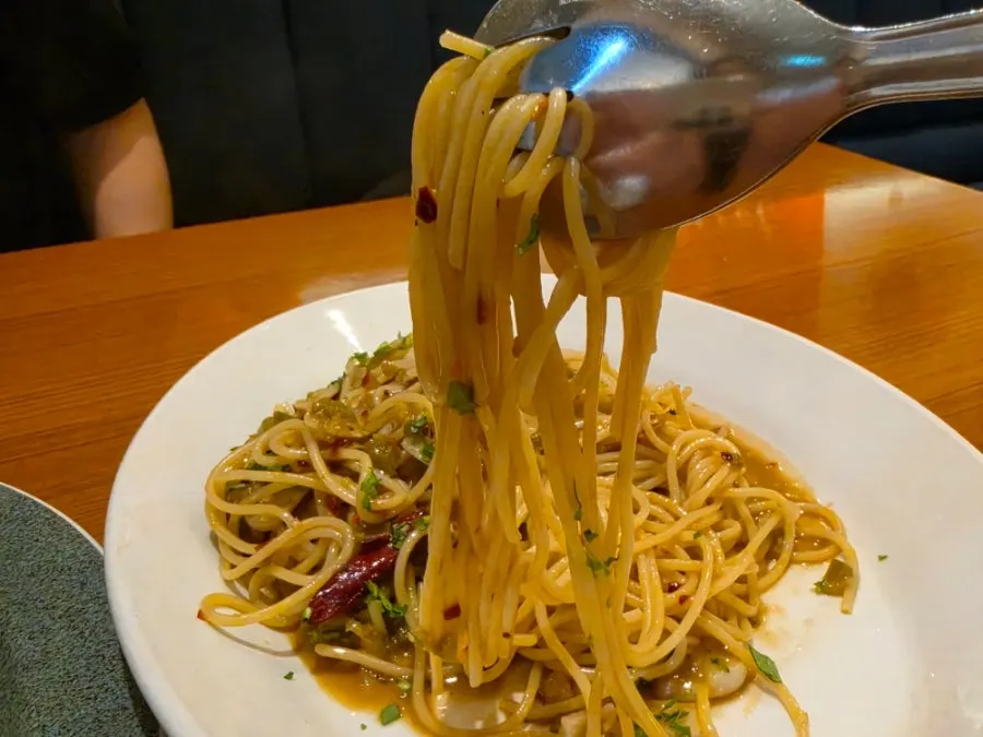 Sauce-coated noodles of jalapeño aglio e olio pasta