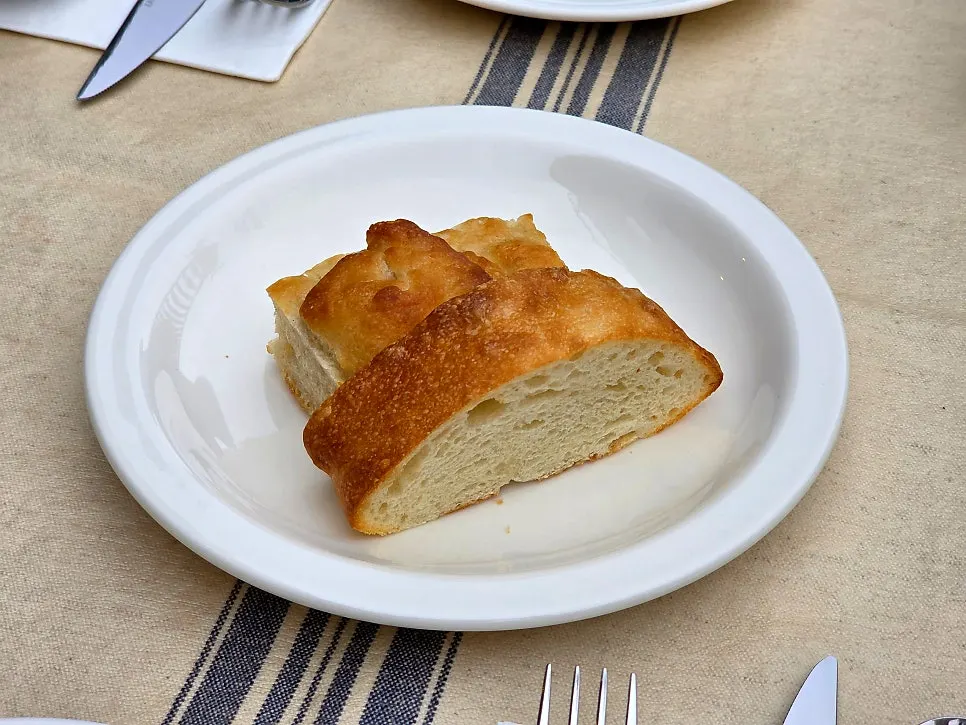 Roti pembuka yang disajikan hangat