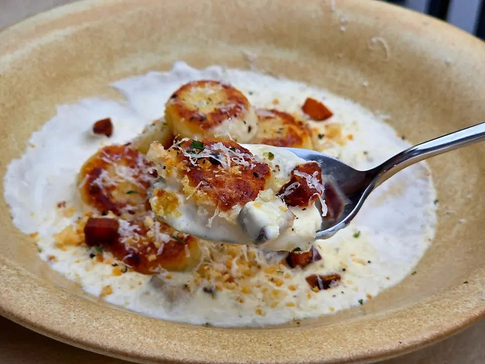 Gnocchi kentang dengan saus krim yang kental