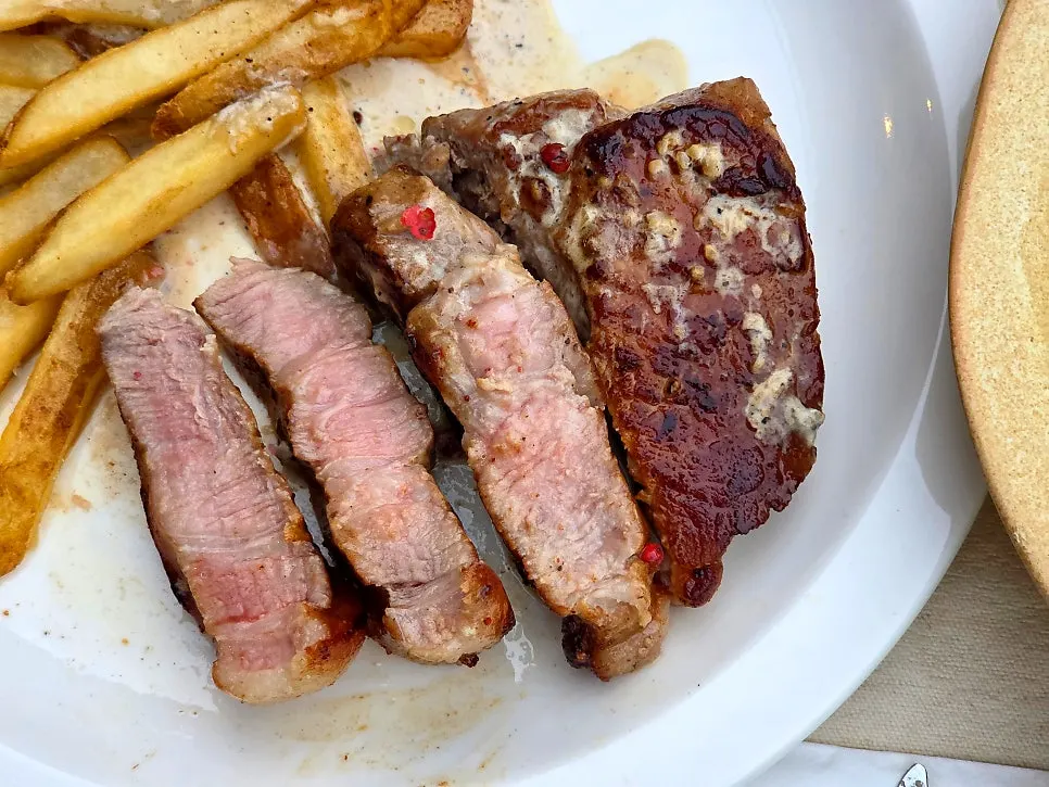 Sous-vide pork neck steak dengan bagian dalam juicy