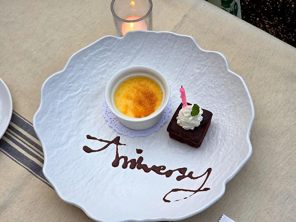Dessert plate berisi crème brûlée dan brownie