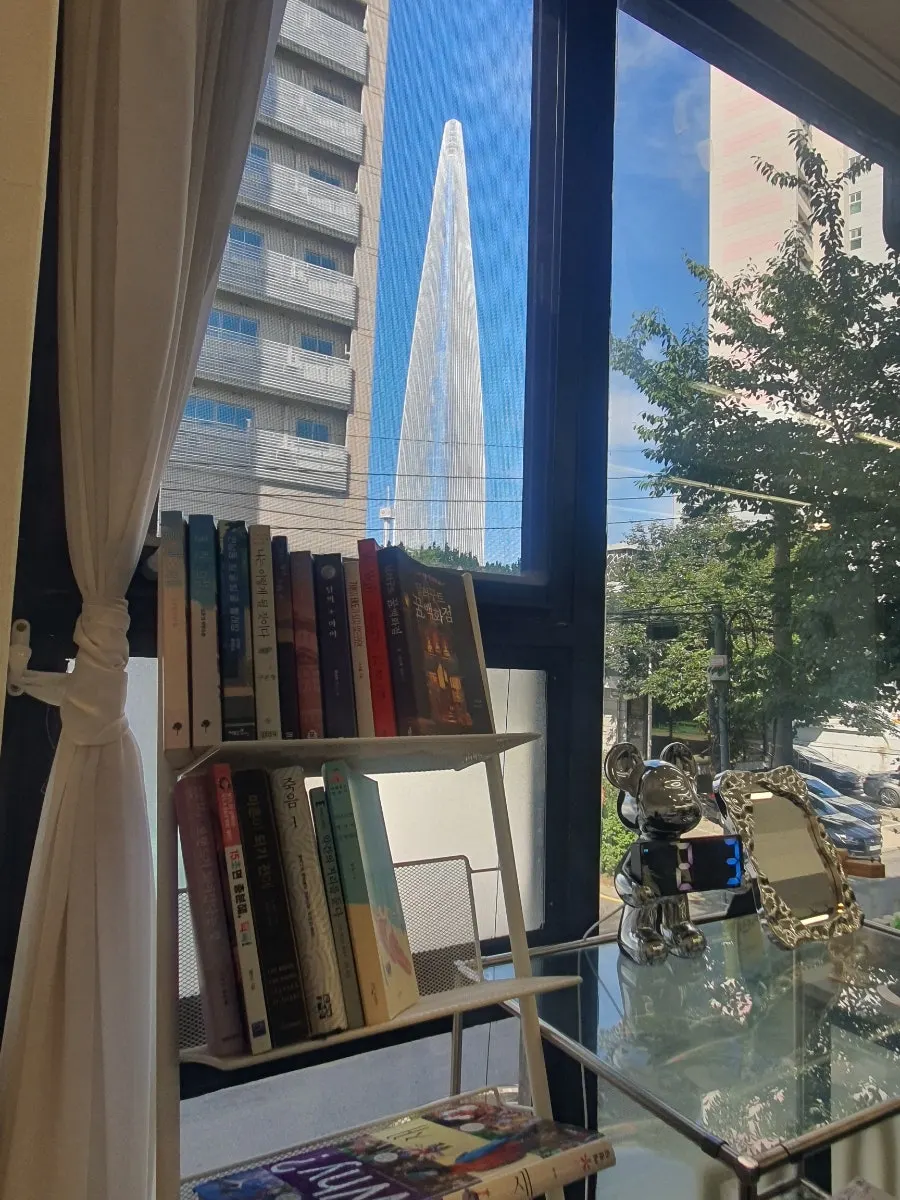 路地の2階に位置するMad Hairの入口
