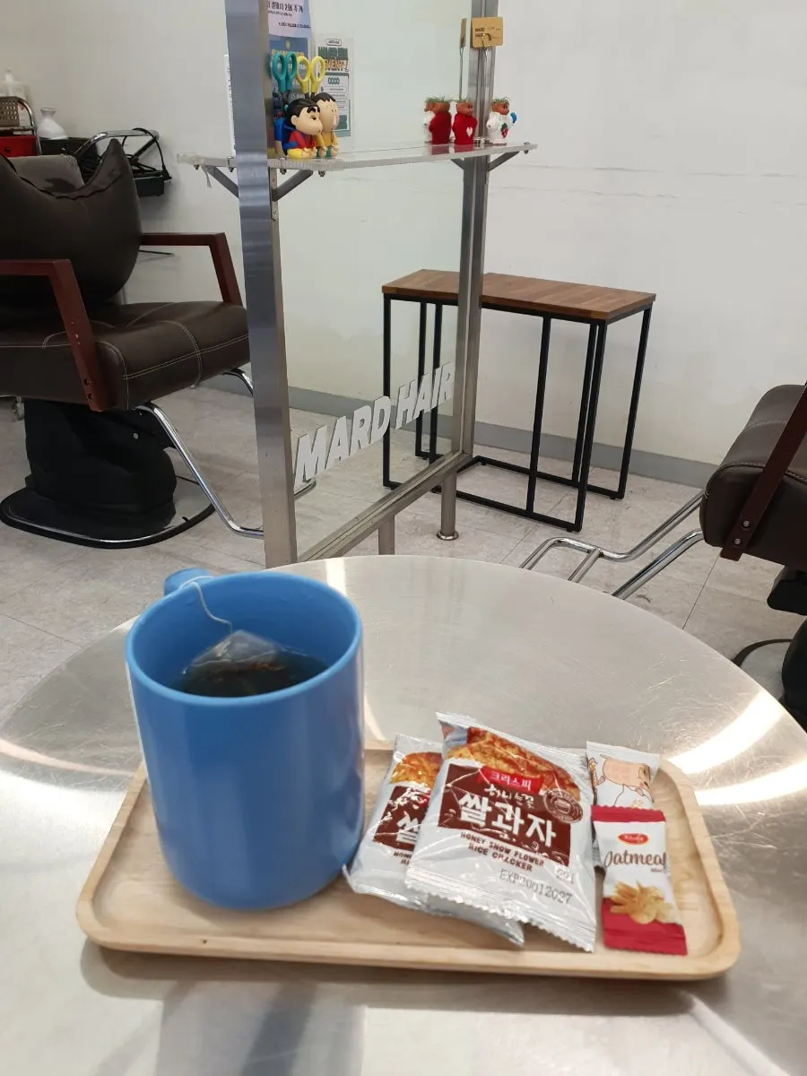 待っている間に受け取った飲み物と窓の外の景色