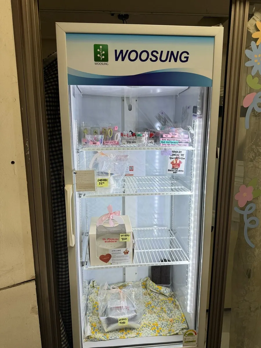 Fridge storing cakes for unmanned pickup