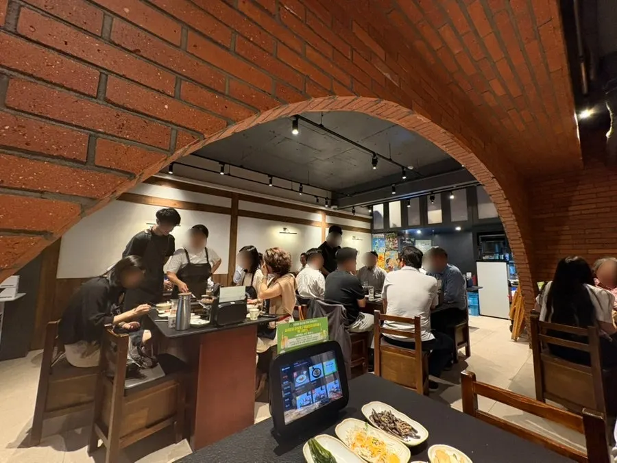 Suasana toko Hongkyojip dengan rombongan sedang makan bersama