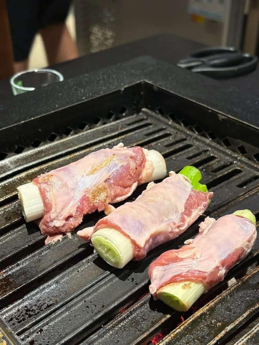 Menikmati menu galmaegisal daun bawang utuh