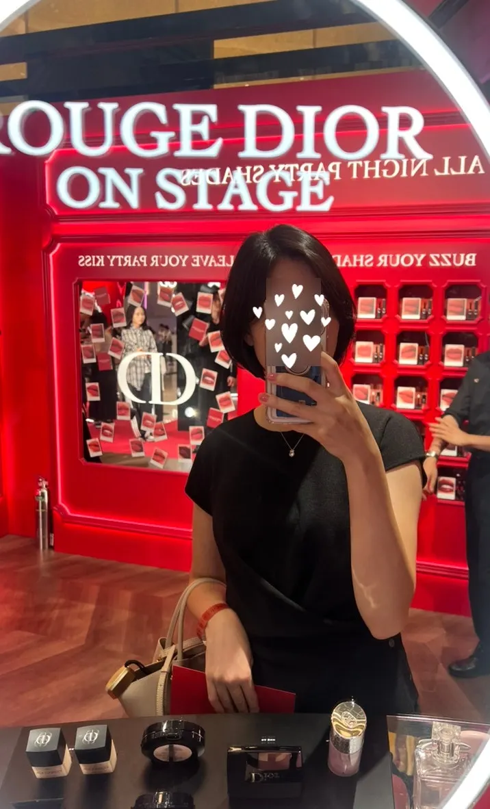 Volume perm bob reflected in a mirror at the Lotte Tower pop-up