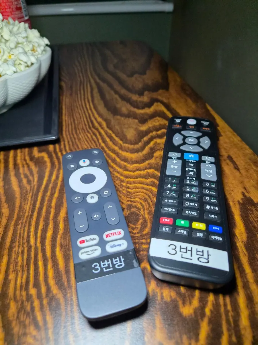 朋友和恋人享受的室内娱乐