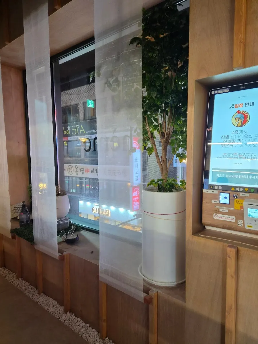 享用炸鸡和爆米花的室内约会空间
