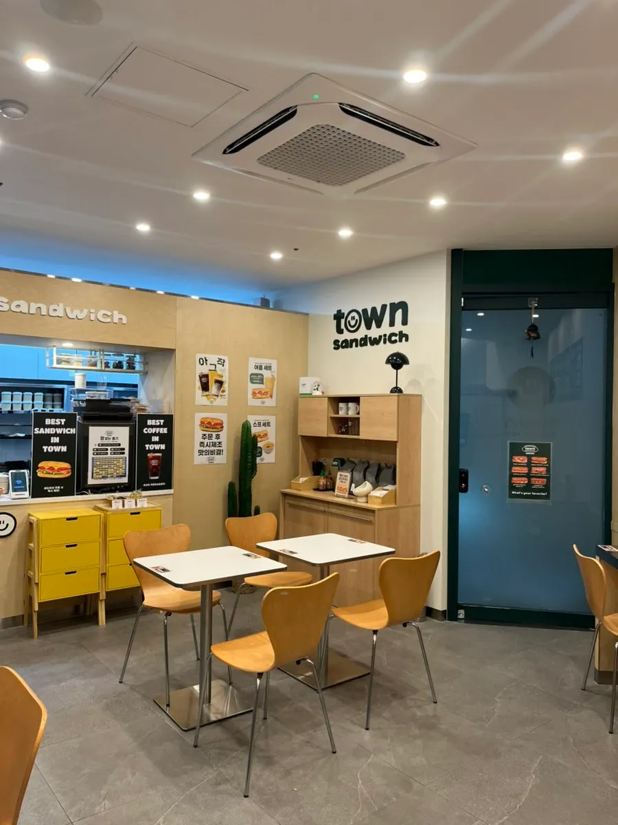 Exterior and interior of Town Sandwich Jamsil Branch