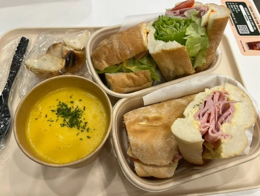 Order of plain jambon-beurre and Town Sandwich