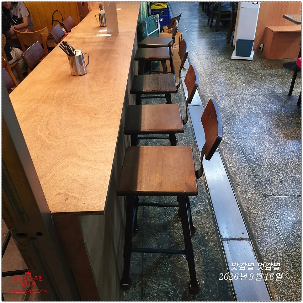 작은 공간을 알차게 활용한 테이블 배치