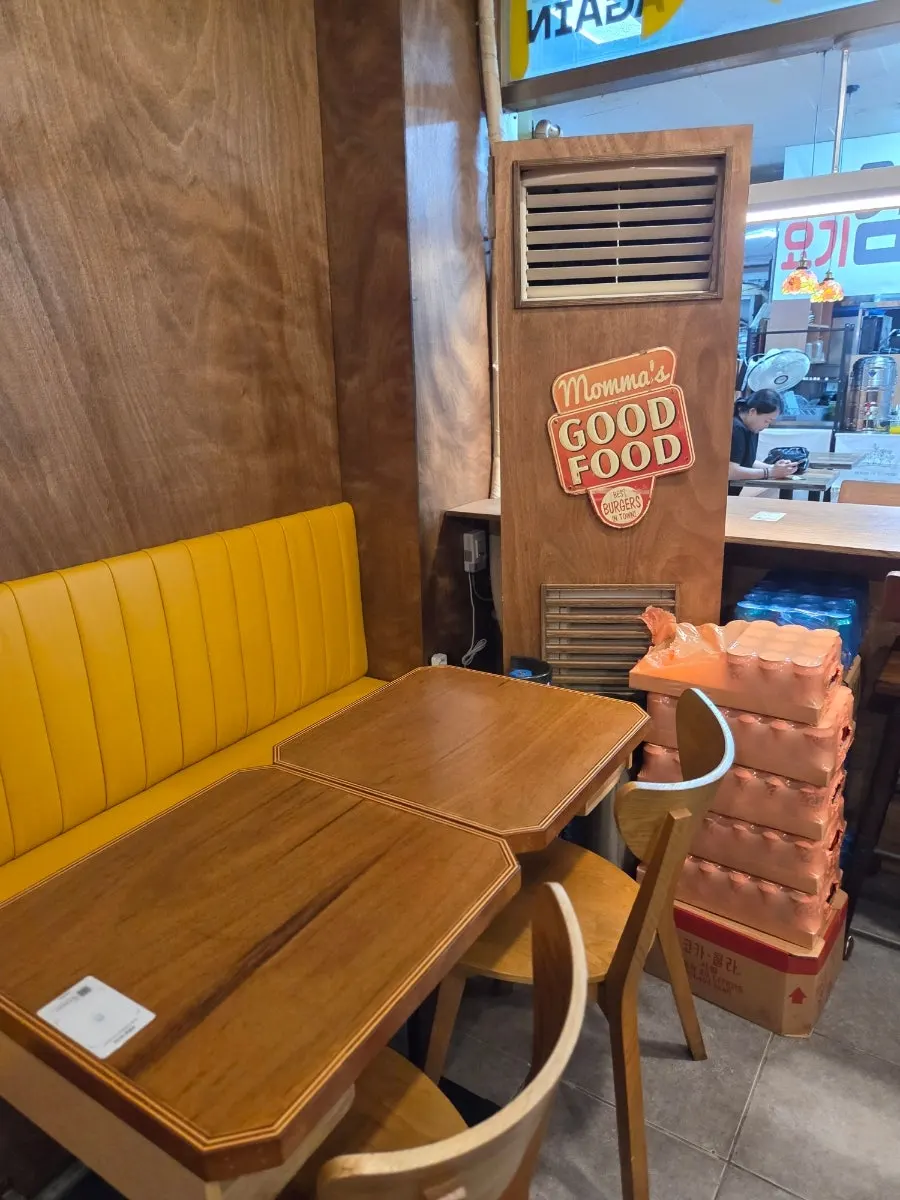 Table seating for larger groups in the restaurant