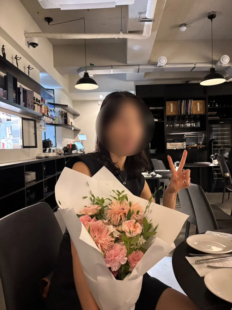 와인과 재즈 공연이 함께한 기념일 밤