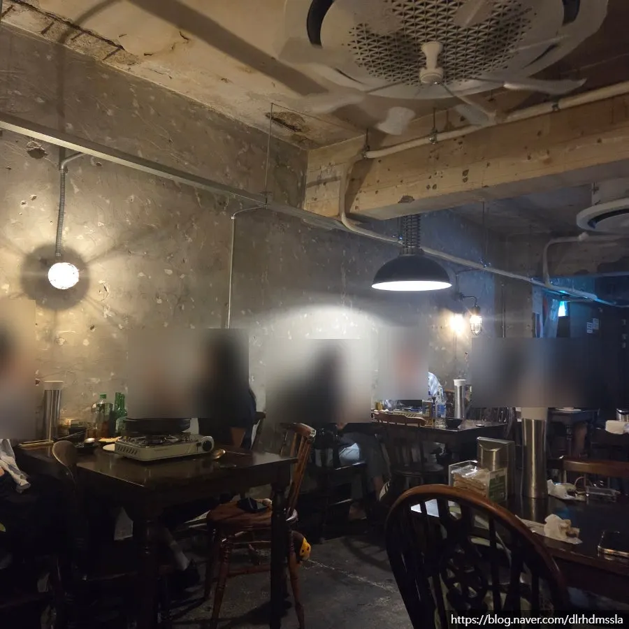 灯光偏暗的韩式料理酒吧室内