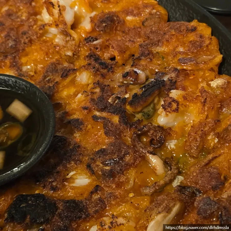 蘸酱油吃的一块章鱼泡菜煎饼