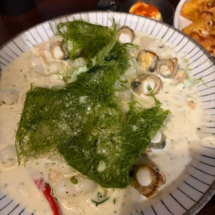 크림소스에 찍어 먹는 부시맨브레드
