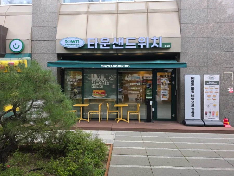 Exterior of Town Sandwich Jamsil Branch on the first floor of Jamsil The Sharp Star Park commercial building