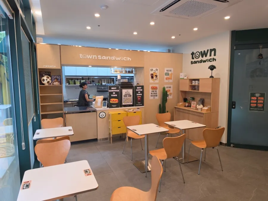 2- and 4-person table seating at Town Sandwich Jamsil Branch