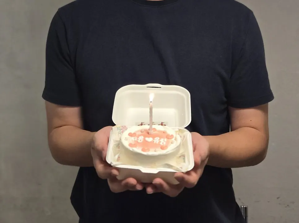 Close-up of the lunchbox cake in bridal shower style