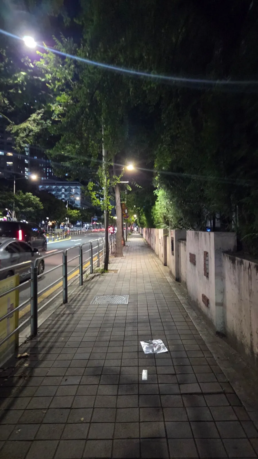 장미종합상가 B동으로 이어지는 거리
